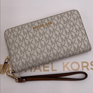 Michael Kors Jet Set Travel Phone Wallet Wristlet